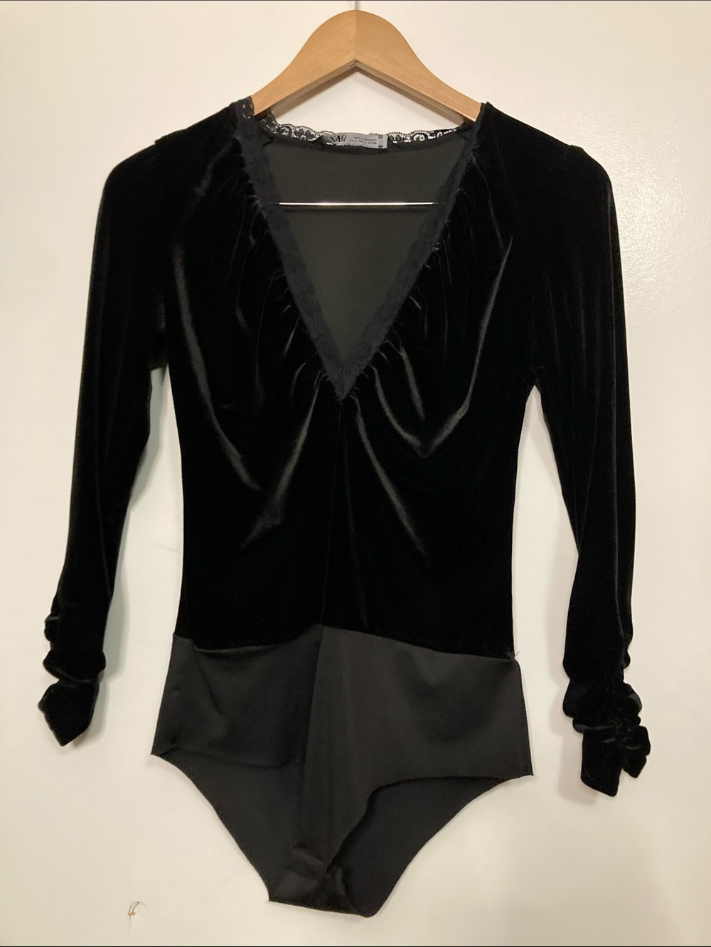 Zara Women’s Velvet Long-Sleeve V-Neck Bodysuit small